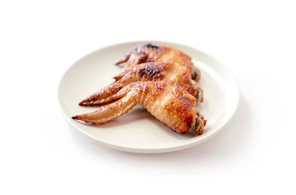 Alas de pollo a la parrilla en plato blanco —  Fotos de Stock