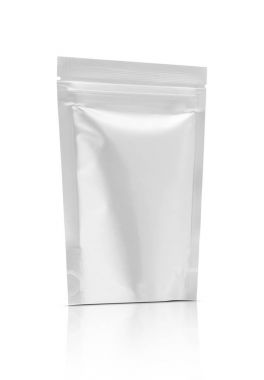 Boş ambalaj aperatif alüminyum folyo poşet izole üzerinde beyaz arka plan