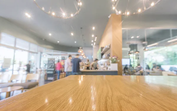 Mesa de madera con barista y clientes en la cafetería o café fondo borroso —  Fotos de Stock