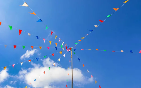 Colorido de tiras de bandeira fantasia estilo tailandês no fundo do céu azul brilhante — Fotografia de Stock