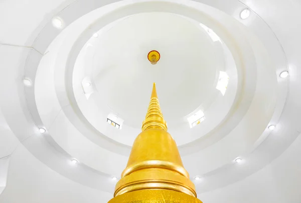 Golden pagoda at Wat Phra Si Mahathat Woramahawihan in Bangkok Thailand — Stock Photo, Image
