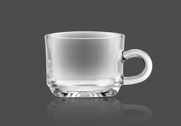 Kirkas läpinäkyvä lasi cup eristetty harmaa tausta — kuvapankkivalokuva