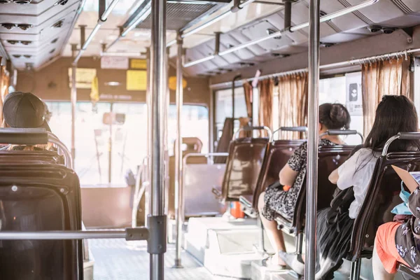 Folk sitter på sätet i baksätet på bussen — Stockfoto