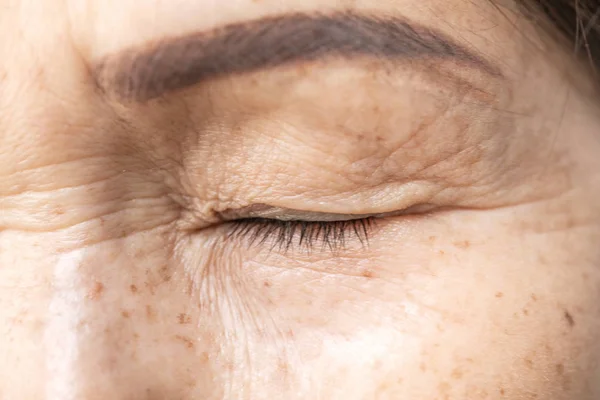 오래 된 아시아 여자 피부 눈 꺼 풀의 주름 — 스톡 사진