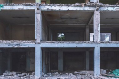 Terk edilmiş korku apartmanı binası.