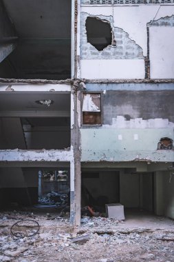 Terk edilmiş korku apartmanı binası.