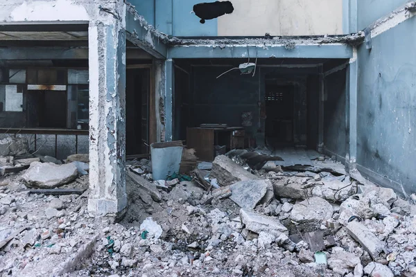Abandonado edifício de apartamentos de terror quebrado — Fotografia de Stock