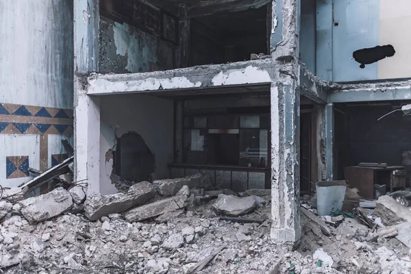 Abandoned broken horror apartment building — Stock Photo, Image