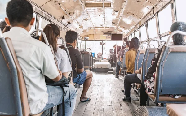 Tillbaka syn på den lokala ekonomin buss i bangkok Thailand — Stockfoto