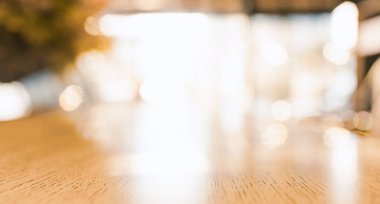 Kafede ya da kafede gün ışığını bulanıklaştıran ahşap masa üstü.