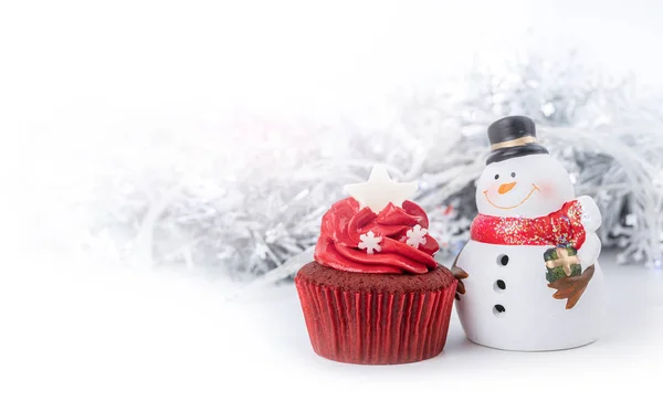 Joyeux Noël et bonne année avec cupcake rouge et statuette bonhomme de neige — Photo