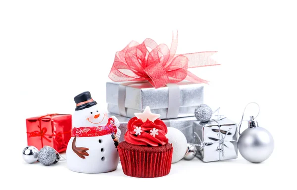 Feliz Natal e Feliz Ano Novo com cupcake vermelho e boneco de neve estatueta e caixas de presente de prata — Fotografia de Stock