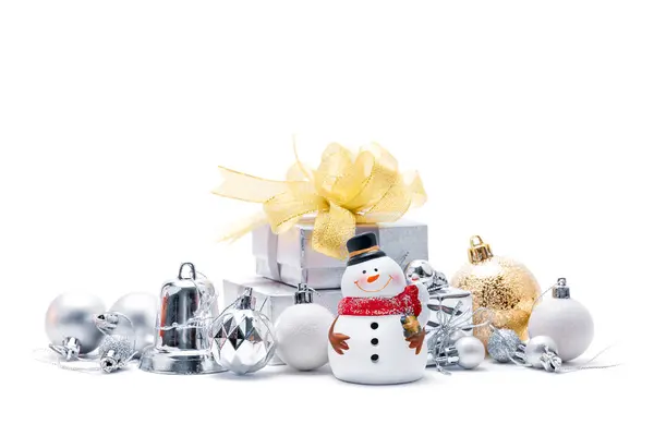 Καλά Χριστούγεννα και Καλή Χρονιά με αγαλματίδιο χιονάνθρωπο και ασημένια κουτιά δώρων που απομονώνονται σε λευκό φόντο — Φωτογραφία Αρχείου