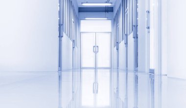 modern laboratuvar ya da iş yeri içinde geçitten aydınlatma