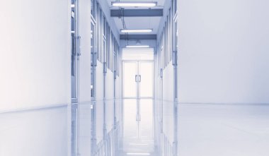 modern laboratuvar ya da iş yeri içinde geçitten aydınlatma
