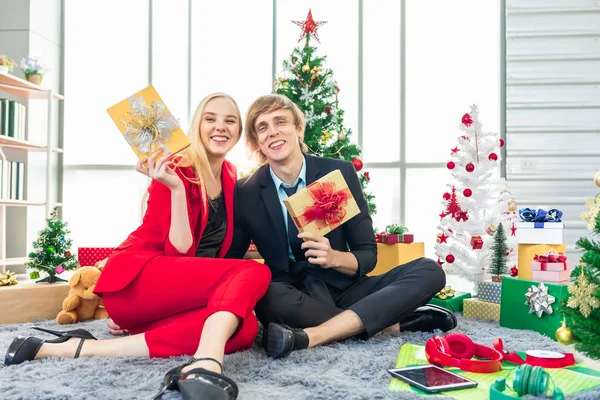 Ευτυχία έφηβος άνδρας και γυναίκα με πολύχρωμα κουτιά δώρων διακόσμηση για το κόμμα γιορτή του νέου έτους — Φωτογραφία Αρχείου