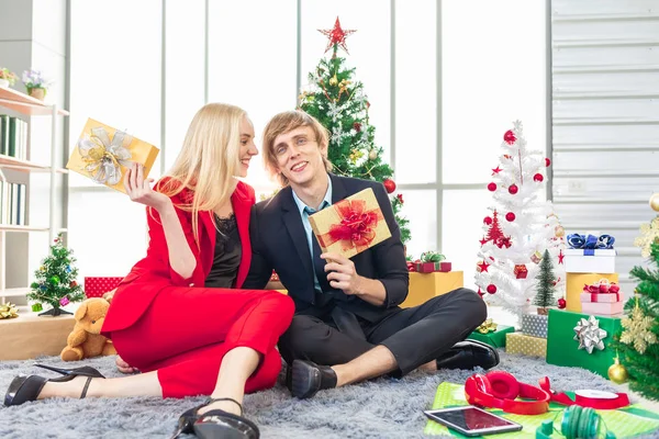 Ευτυχία έφηβος άνδρας και γυναίκα με πολύχρωμα κουτιά δώρων διακόσμηση για το κόμμα γιορτή του νέου έτους — Φωτογραφία Αρχείου