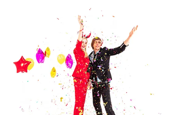 Jeune couple profiter avec des confettis colorés dans la fête de nouvel an hangout partie — Photo