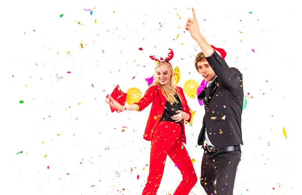 Молода пара насолоджується барвистим конфетті в новорічному святкуванні вечірки — стокове фото