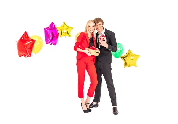 Mladý šťastný pár těšit pózování s barevnými balónky v novém roce oslavy — Stock fotografie
