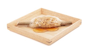 Beyaz arka planda izole edilmiş gıda malzemeleri için ahşap tabakta bal peteği