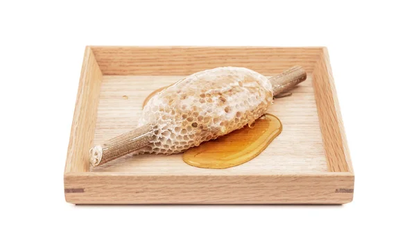 Nido d'ape su piastra di legno per ingredienti alimentari isolati su sfondo bianco — Foto Stock