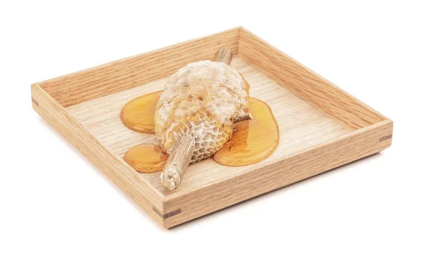 Honingraat op houten plaat voor voedselingrediënten geïsoleerd op witte achtergrond — Stockfoto