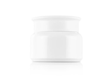 Kırpma yolu ile beyaz arkaplanda izole edilmiş beyaz plastik krema kabı