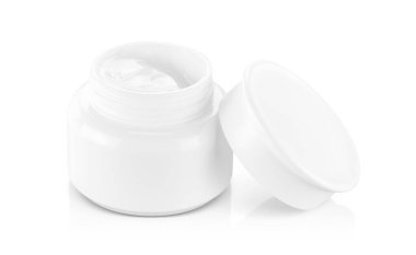 Beyaz plastik kaplama yolu ile izole edilmiş beyaz arkaplan krema kabı