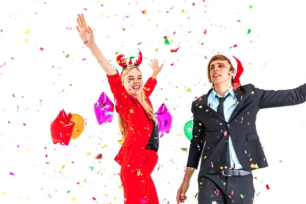 Genç çift, yeni yıl kutlamalarında renkli konfetilerle dans etmekten zevk alıyor. — Stok fotoğraf
