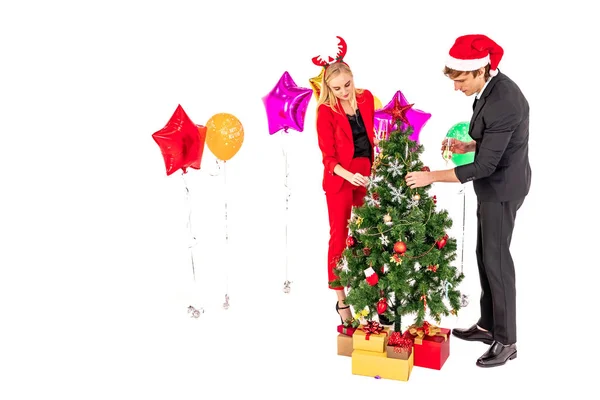 Νεαρό υπέροχο ζευγάρι απολαμβάνουν διακοσμημένα το χριστουγεννιάτικο δέντρο για το κόμμα γιορτή του νέου έτους — Φωτογραφία Αρχείου