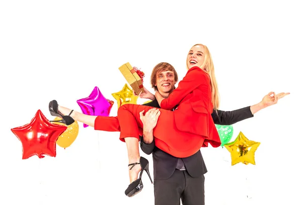 Genç mutlu çift yeni yıl partisinde renkli balonlarla poz vermeyi sever. — Stok fotoğraf