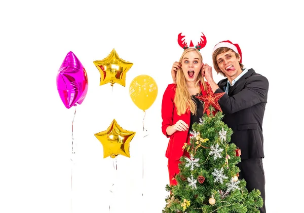 Jeune couple de bonheur profiter de poser avec des ballons colorés et arbre de Noël dans la fête de la nouvelle année — Photo