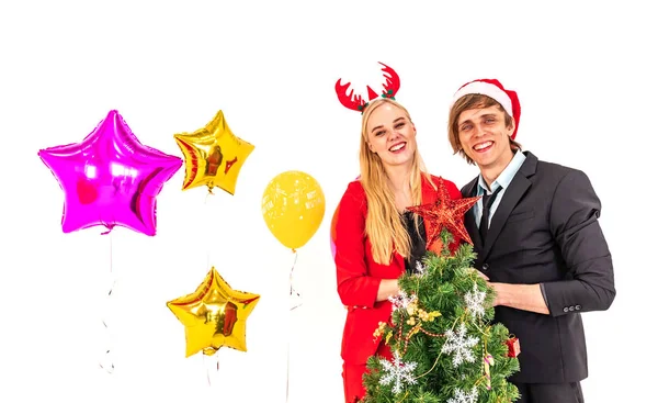 Jeune couple de bonheur profiter de poser avec des ballons colorés et arbre de Noël dans la fête de la nouvelle année — Photo