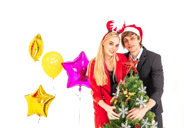 Couple de bonheur profiter de poser avec des ballons colorés et arbre de Noël dans la fête de la nouvelle année — Photo