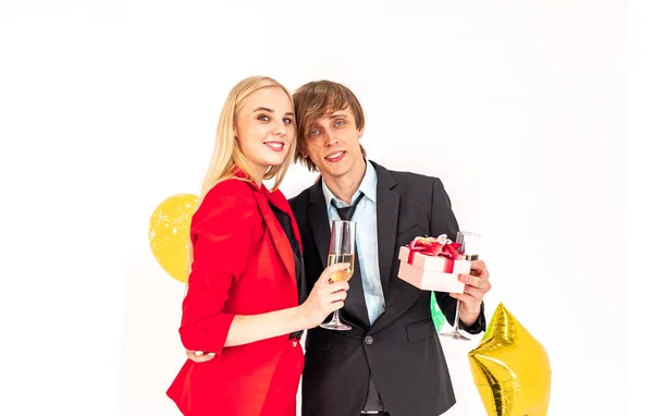 Felicidad pareja disfrutar de beber champán y posar con la decoración de Navidad en la fiesta de celebración de año nuevo —  Fotos de Stock