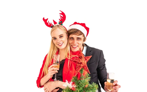 Счастье пара наслаждаться пить шампанское и позировать с рождественской елкой и красочные воздушные шары в новогоднем празднике Лицензионные Стоковые Фото