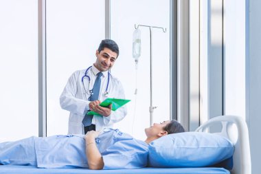 Hastanedeki ya da klinikteki kadın hastaları muayene edin ve rapor verin.