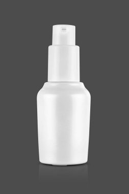 Kozmetik ürün tasarımı için beyaz seramik şişe.