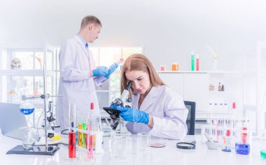 Kimya laboratuarında çalışan iki bilim adamı