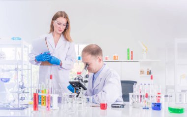 Kimya laboratuarında çalışan iki bilim adamı