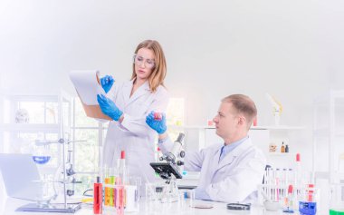 Kimya laboratuarında çalışan iki bilim adamı
