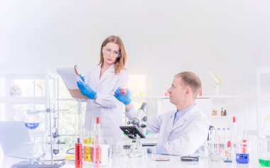 Kimya laboratuarında çalışan iki bilim adamı