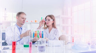 Kimya laboratuvarında çalışan iki bilim adamı