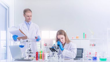 Kimya laboratuvarında çalışan iki bilim adamı
