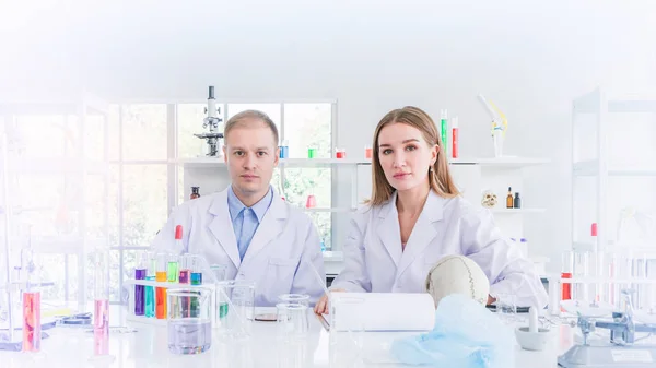 Two scientists working in chemical laboratory — Stock Photo, Image