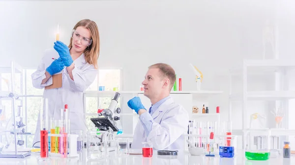 Two scientists working in chemical laboratory — Stock Photo, Image