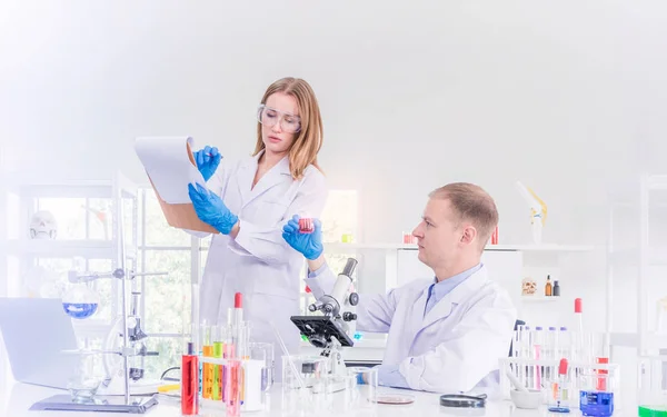 Dois cientistas que trabalham em laboratório químico — Fotografia de Stock