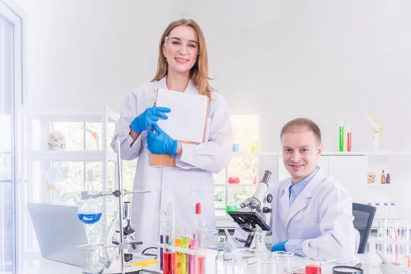 Two scientists working in chemical laboratory — Stock Photo, Image