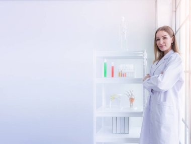 Kimya laboratuvarında çalışan güzel bir bilim adamı.